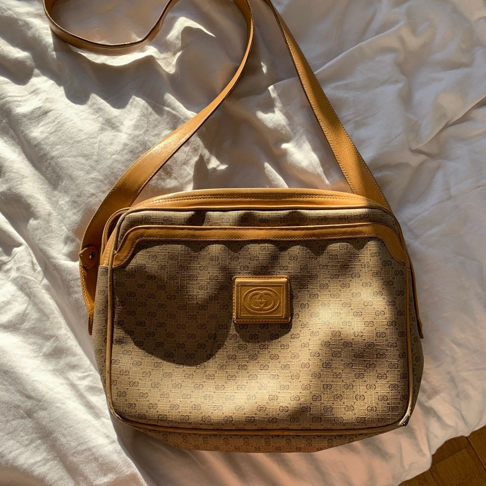 VINTAGE Gucci messenger back